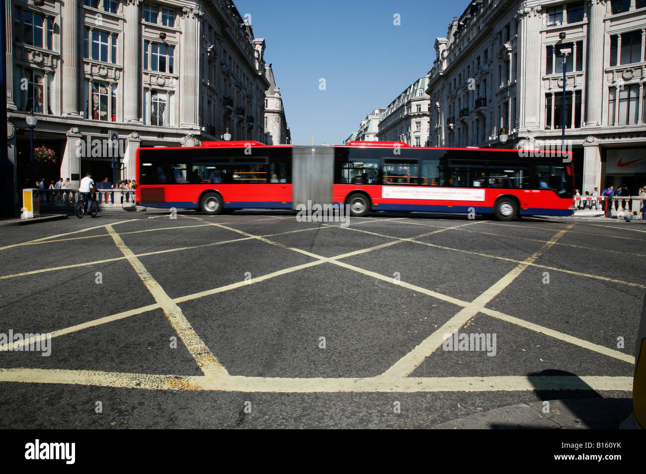 Bendy bus su Oxford Street a Oxford Circus, Londra Foto Stock