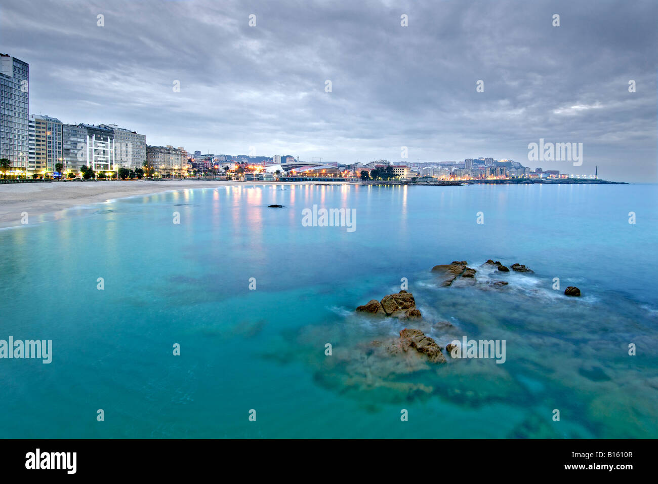 Alba vista della playa de Spiaggia di Orzan nella città di La Coruña in Spagna la regione della Galizia. Foto Stock