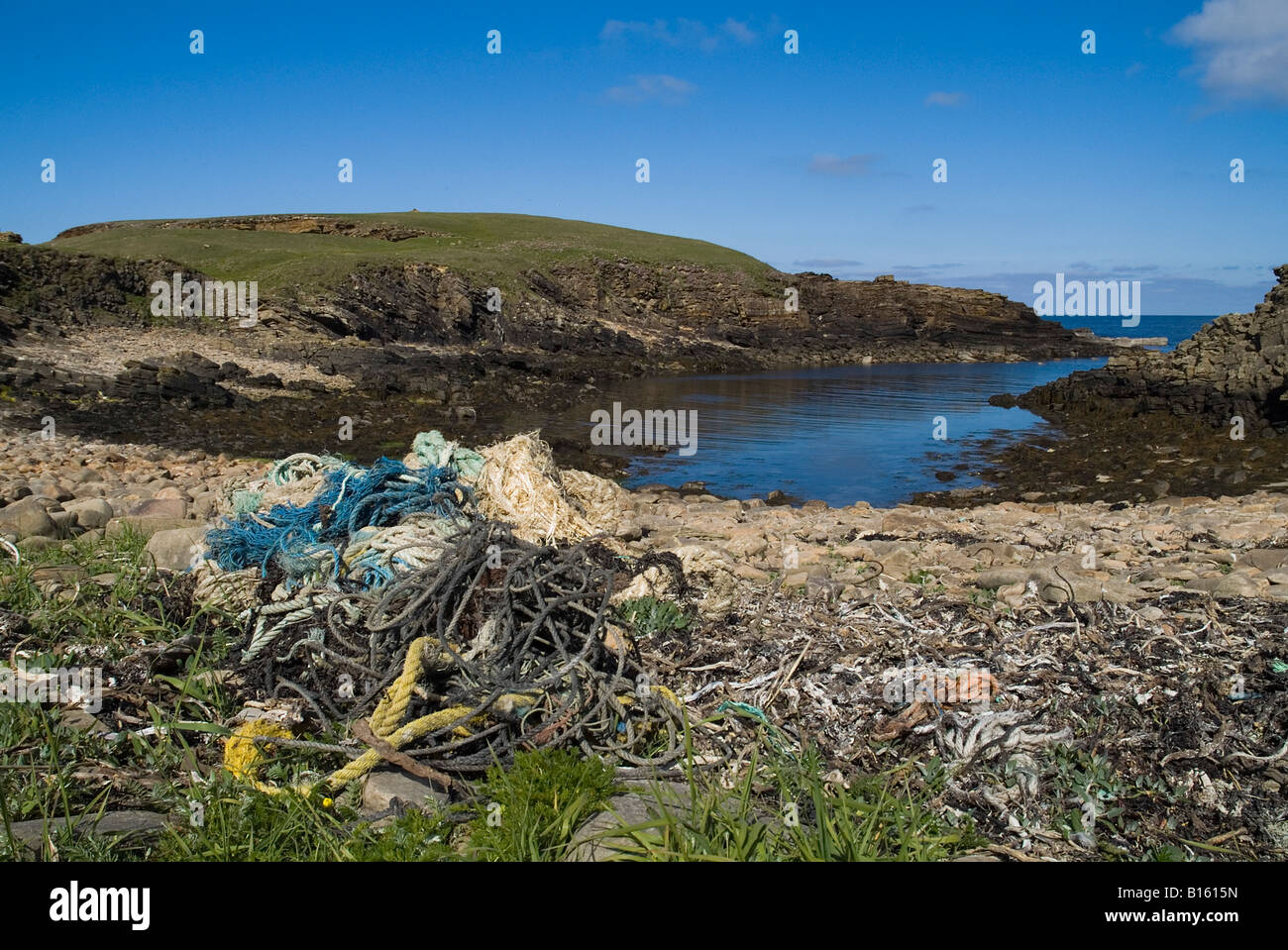dh FLOTHAM UK corde e reti da pesca rifiuti lavati Riva della Scozia atlantica orkney yesnaby costa detriti spiaggia lettiera spazzatura di mare spazzatura Foto Stock