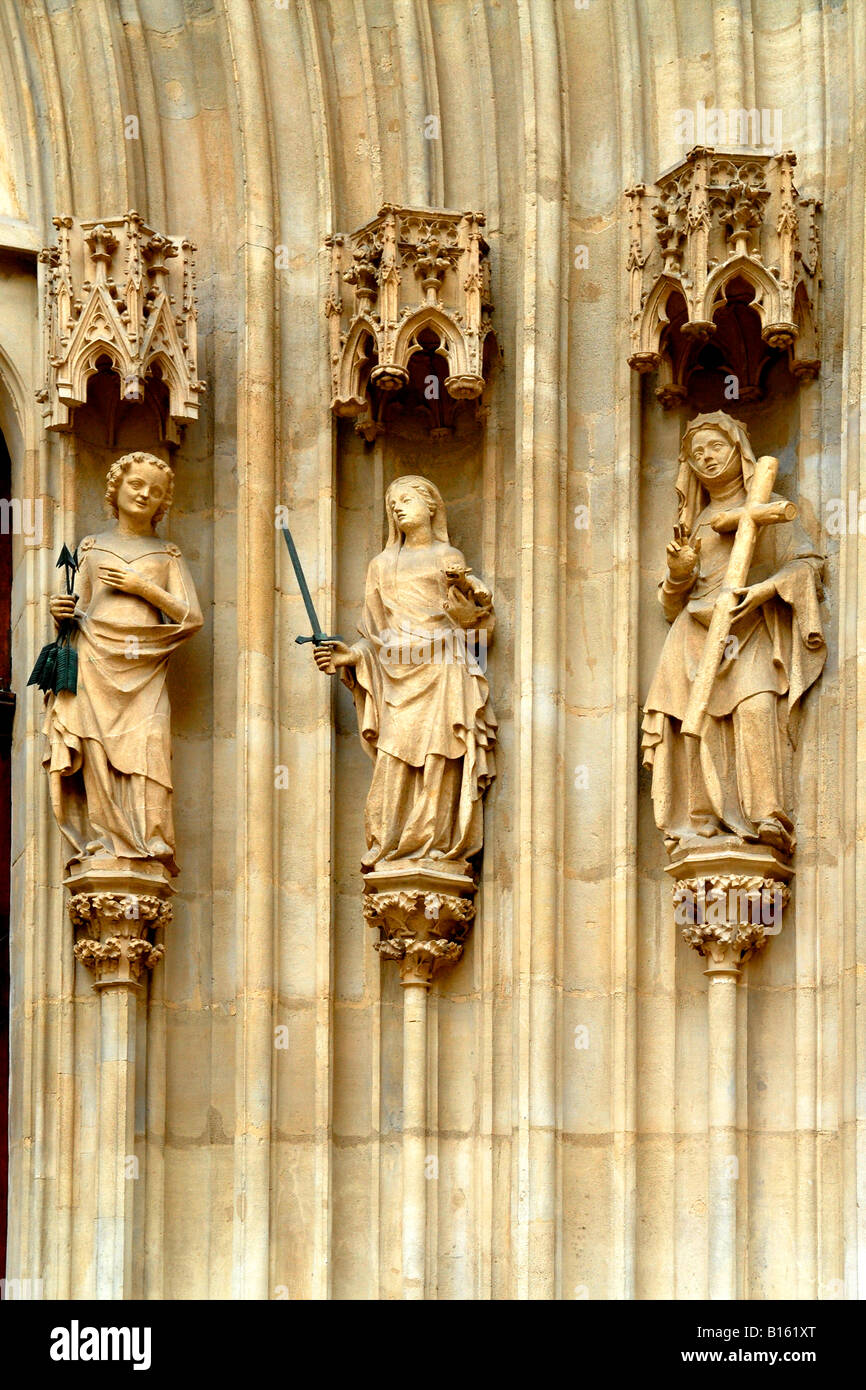 Austria Vienna Wien Minoritenkirsche sculture in portale dettaglio ingresso Chiesa Foto Stock