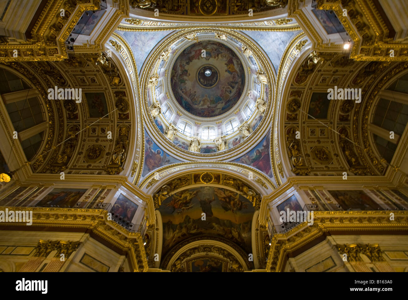 La cupola vista dal basso.La Cattedrale di San Isacco, San Pietroburgo, Russia. Foto Stock