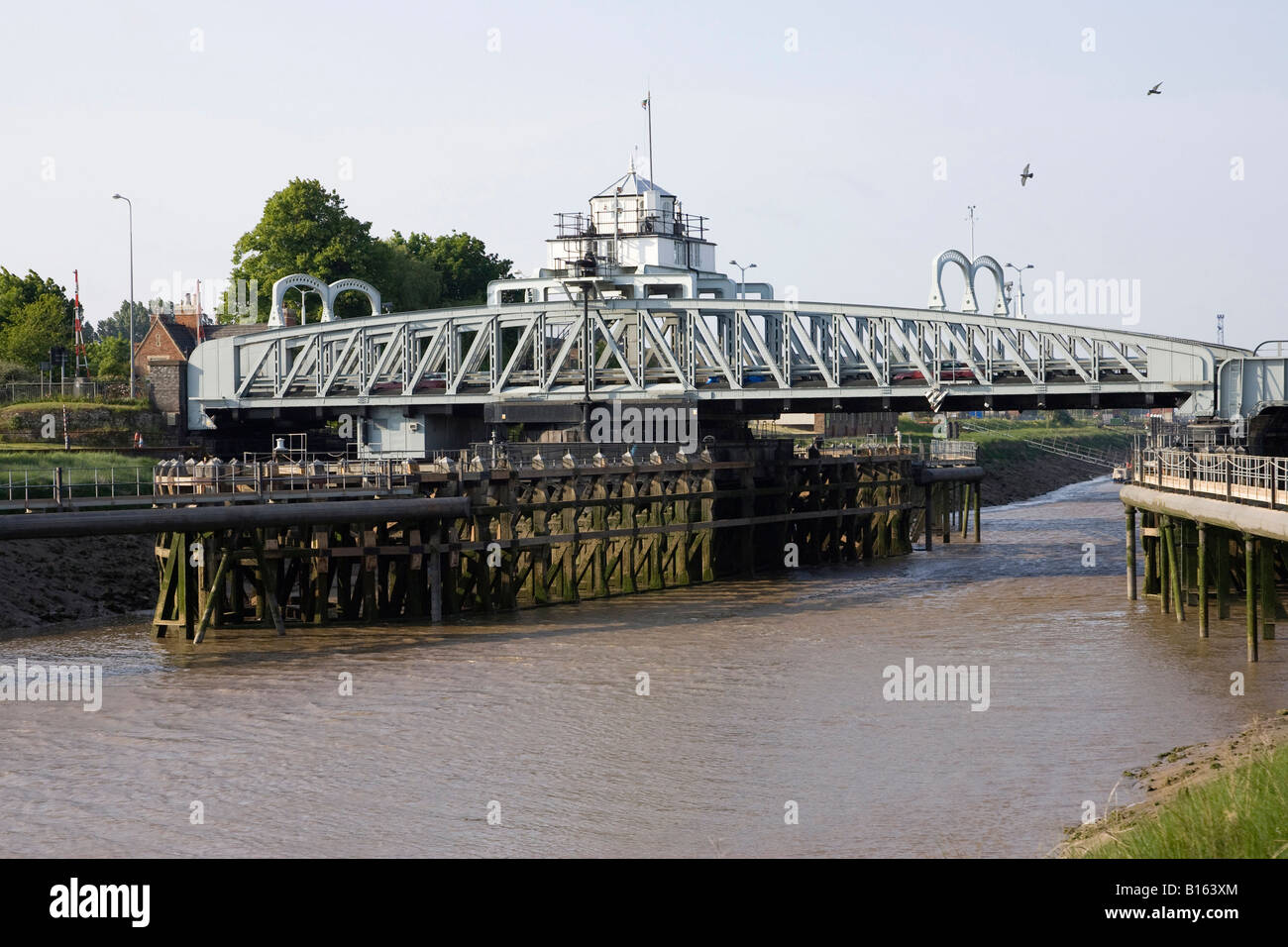 Crosskeys swing ponte che attraversa il fiume Nene a Sutton Bridge in Lincolnshire, Regno Unito Foto Stock