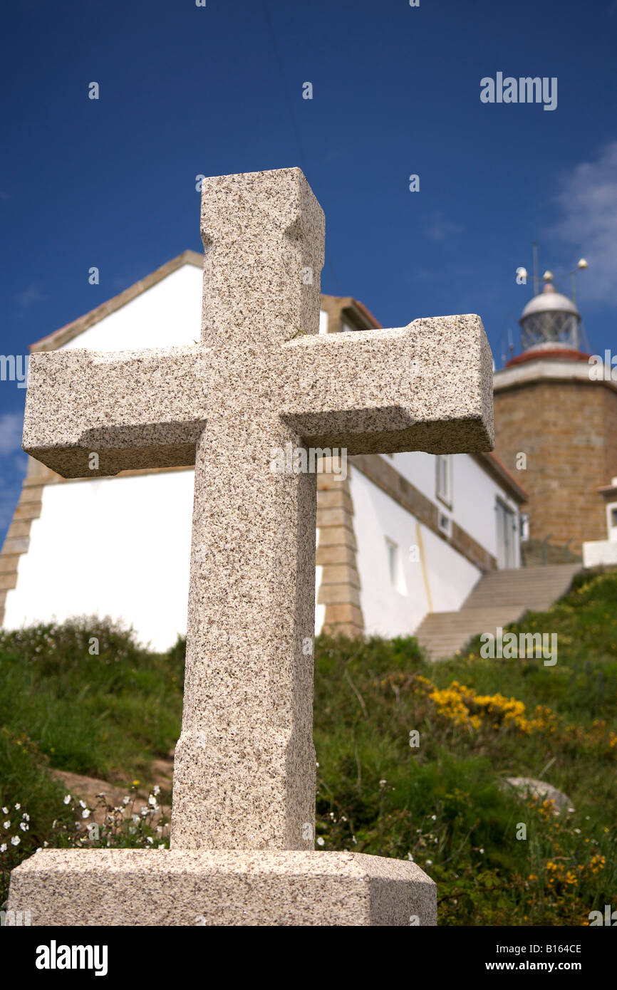Croce commemorativa a Capo Fisterra sulla costa atlantica di A Coruña provincia della Spagna Galizia. Foto Stock