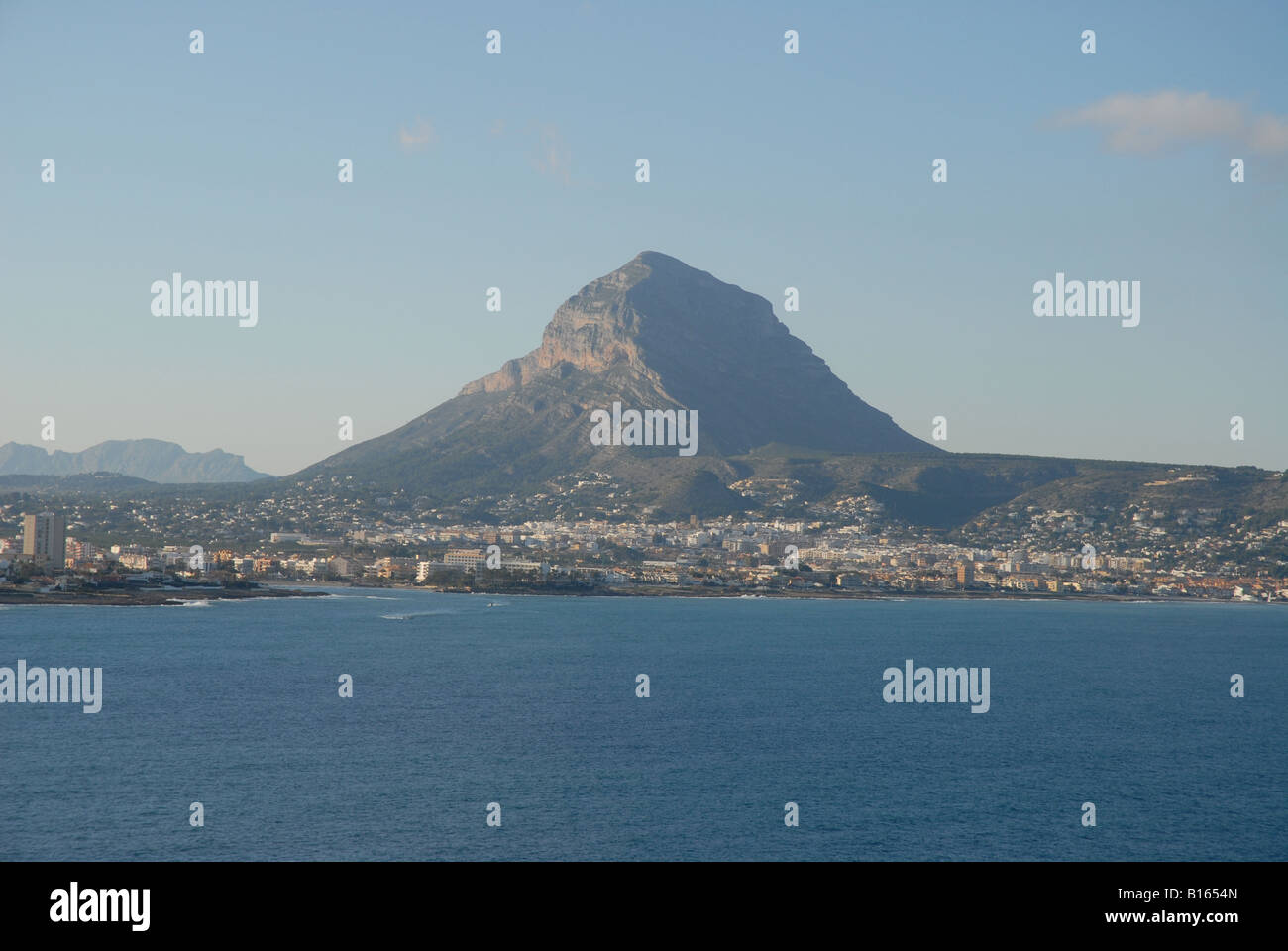 Vista dal Cabo de San Martin al Monte Montgo, Javea, Provincia di Alicante, Comunidad Valenciana, Spagna Foto Stock