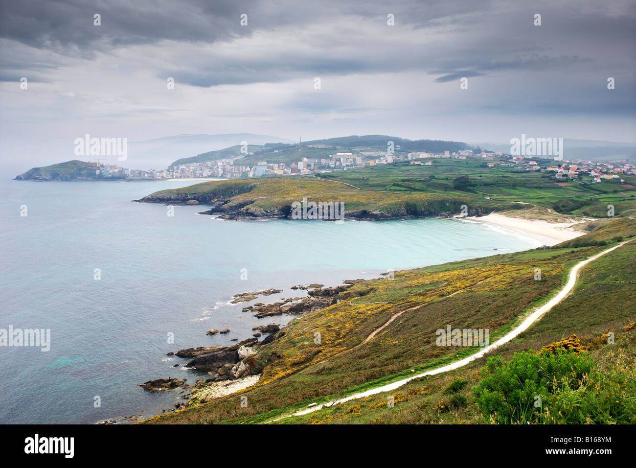 Vista sul villaggio costiero di Malpica de Bergantinos sulla costa atlantica di A Coruña provincia dalla Spagna nella regione della Galizia. Foto Stock