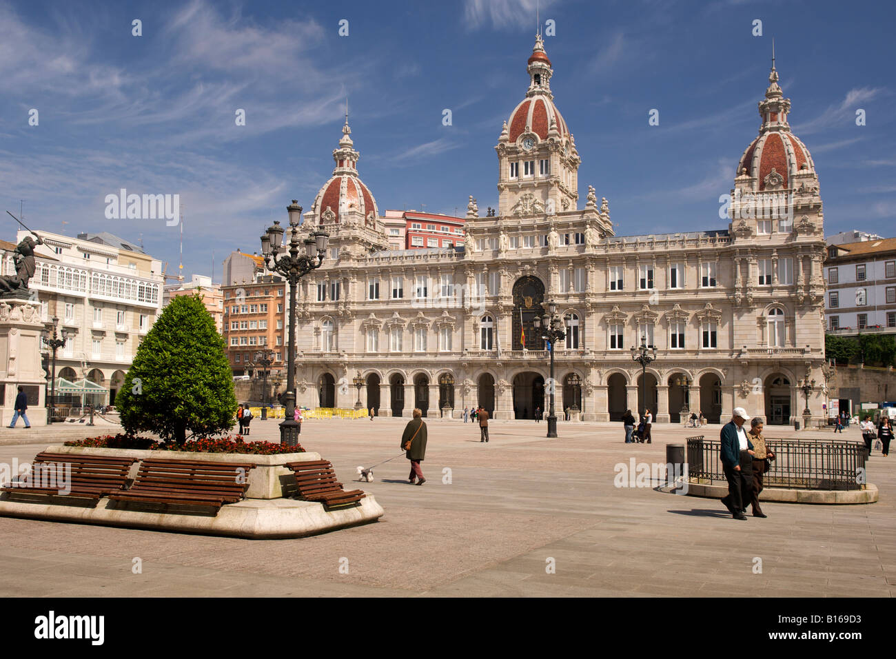 Il Palacio Municipal e Plaza de Maria Pita nella città di La Coruña in Spagna la regione della Galizia. Foto Stock