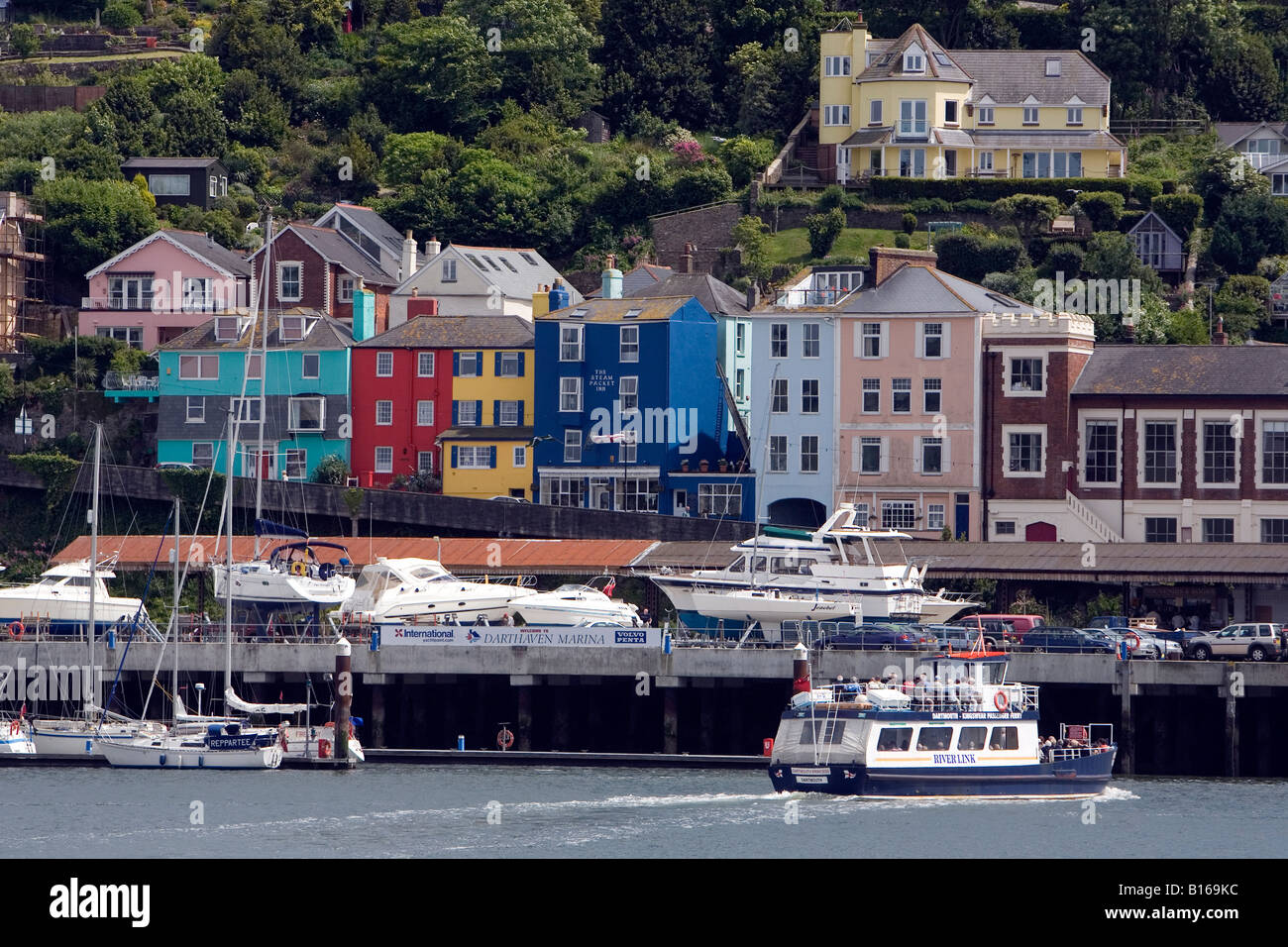 Pic mostra la città di Kingswear opposta a Dartmouth sulla costa sud del Devon Foto Stock