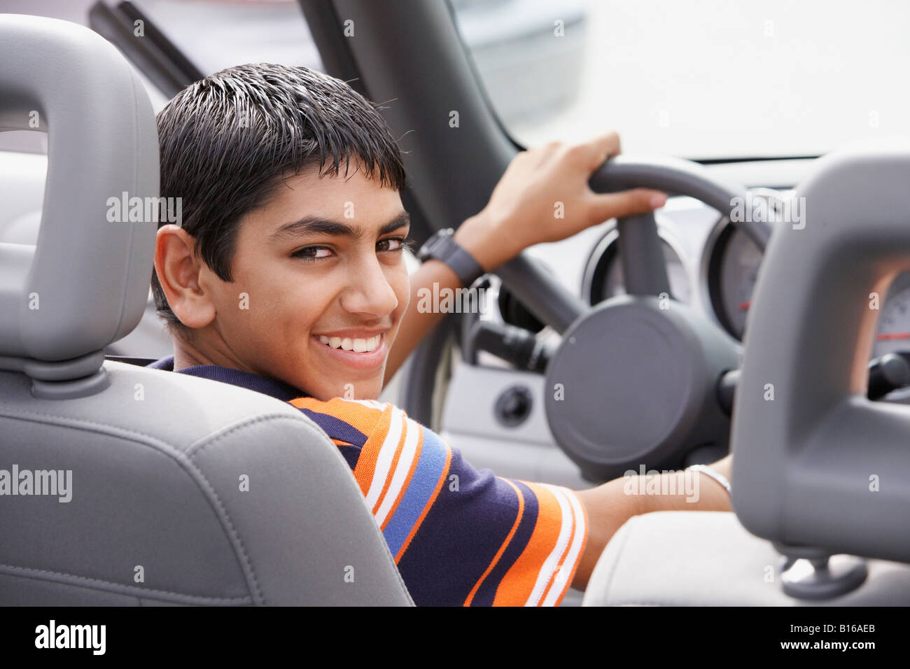 Medio Oriente ragazzo adolescente in auto Foto Stock