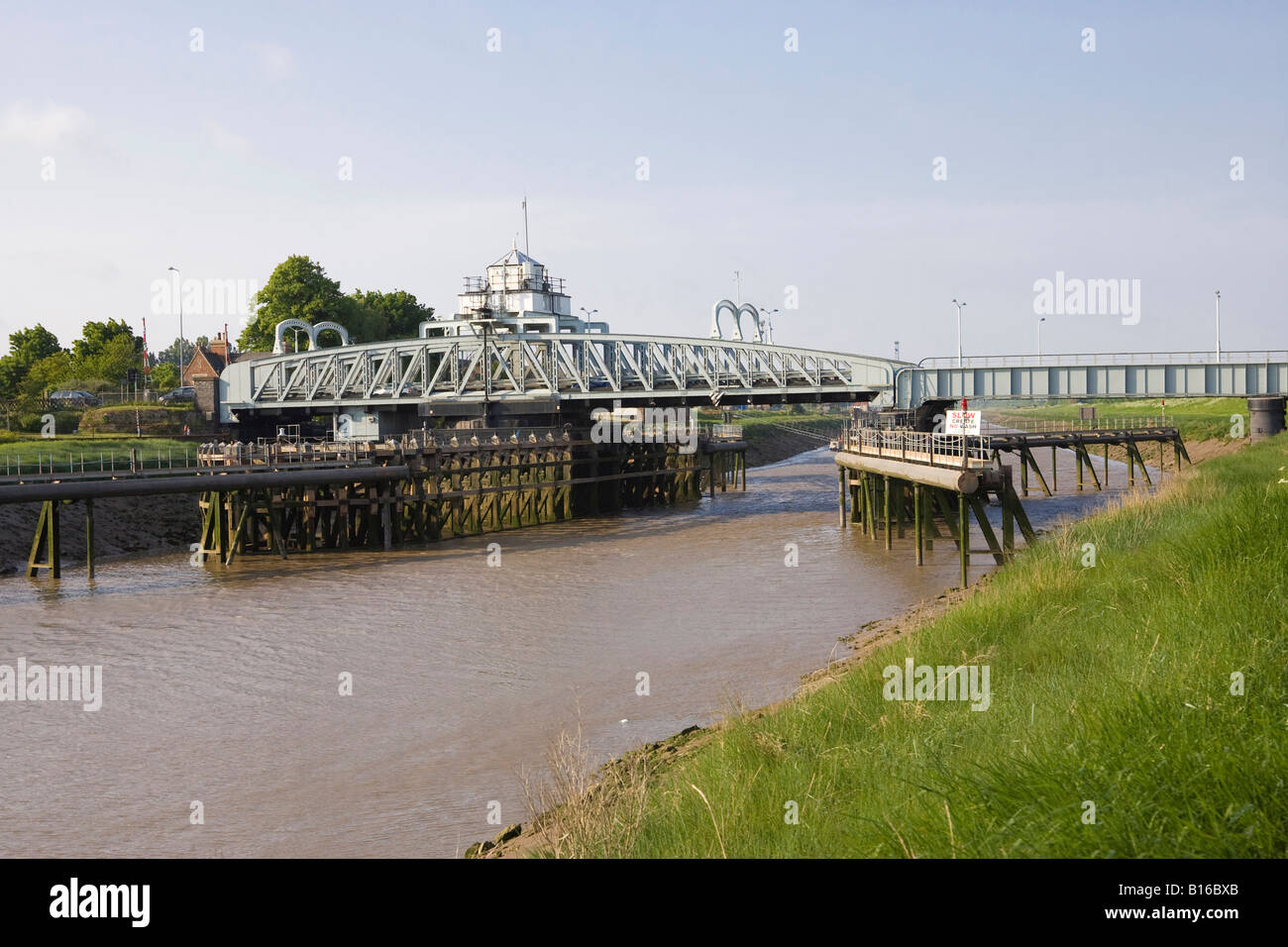 Crosskeys swing ponte che attraversa il fiume Nene a Sutton Bridge in Lincolnshire, Regno Unito Foto Stock