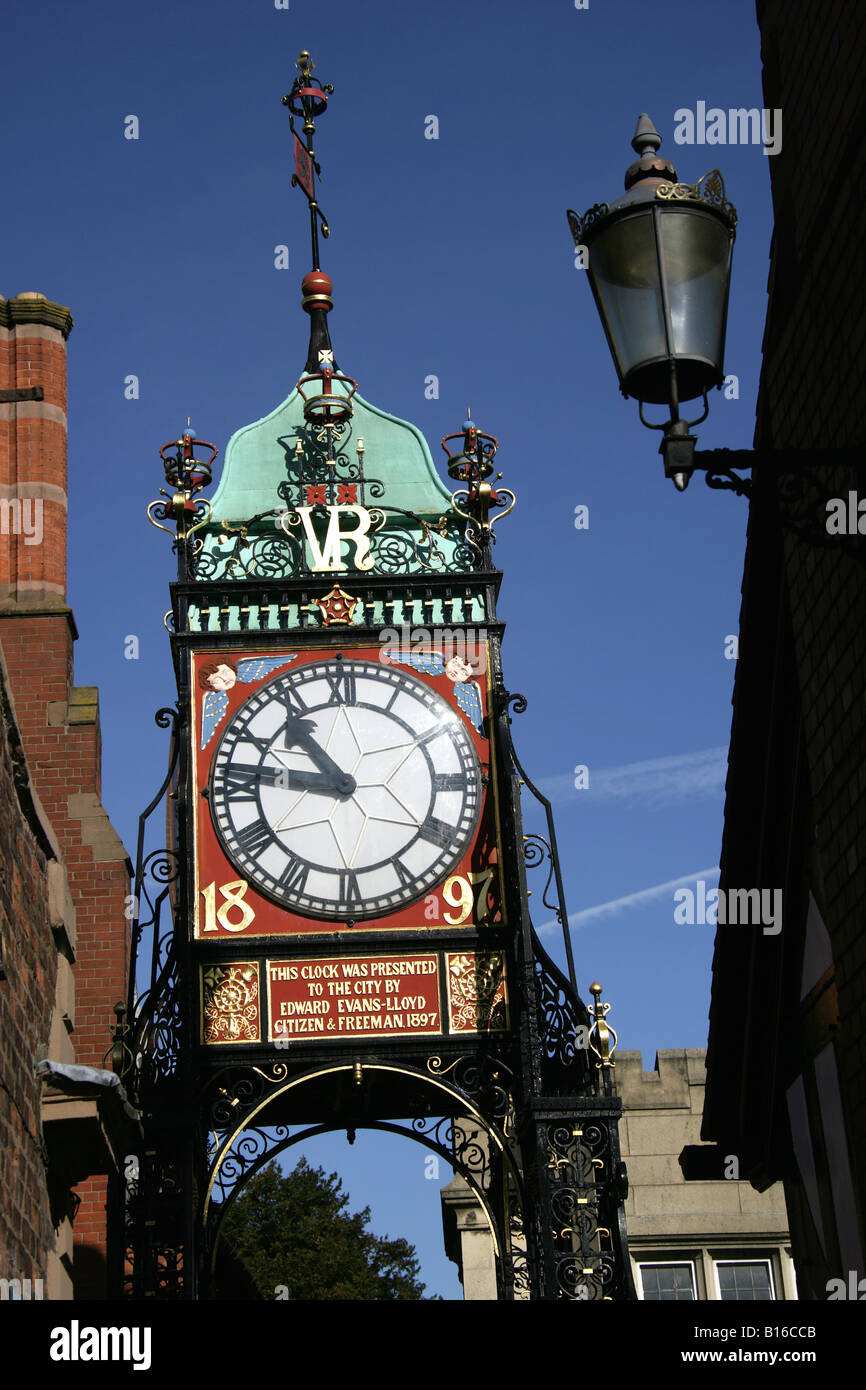 Città di Chester, Inghilterra. John Douglas progettato Eastgate Clock sulla sommità del Chester City muro a Eastgate Street. Foto Stock