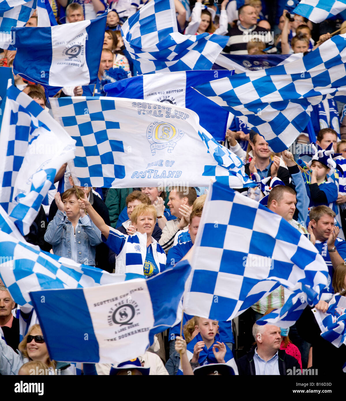 Entusiasti appassionati di calcio Coppa Scozzese finale scene di folla sostenitori sventolando bandiere vestiti con buffi cappelli sciarpe tazze tops parrucche REGNO UNITO Foto Stock