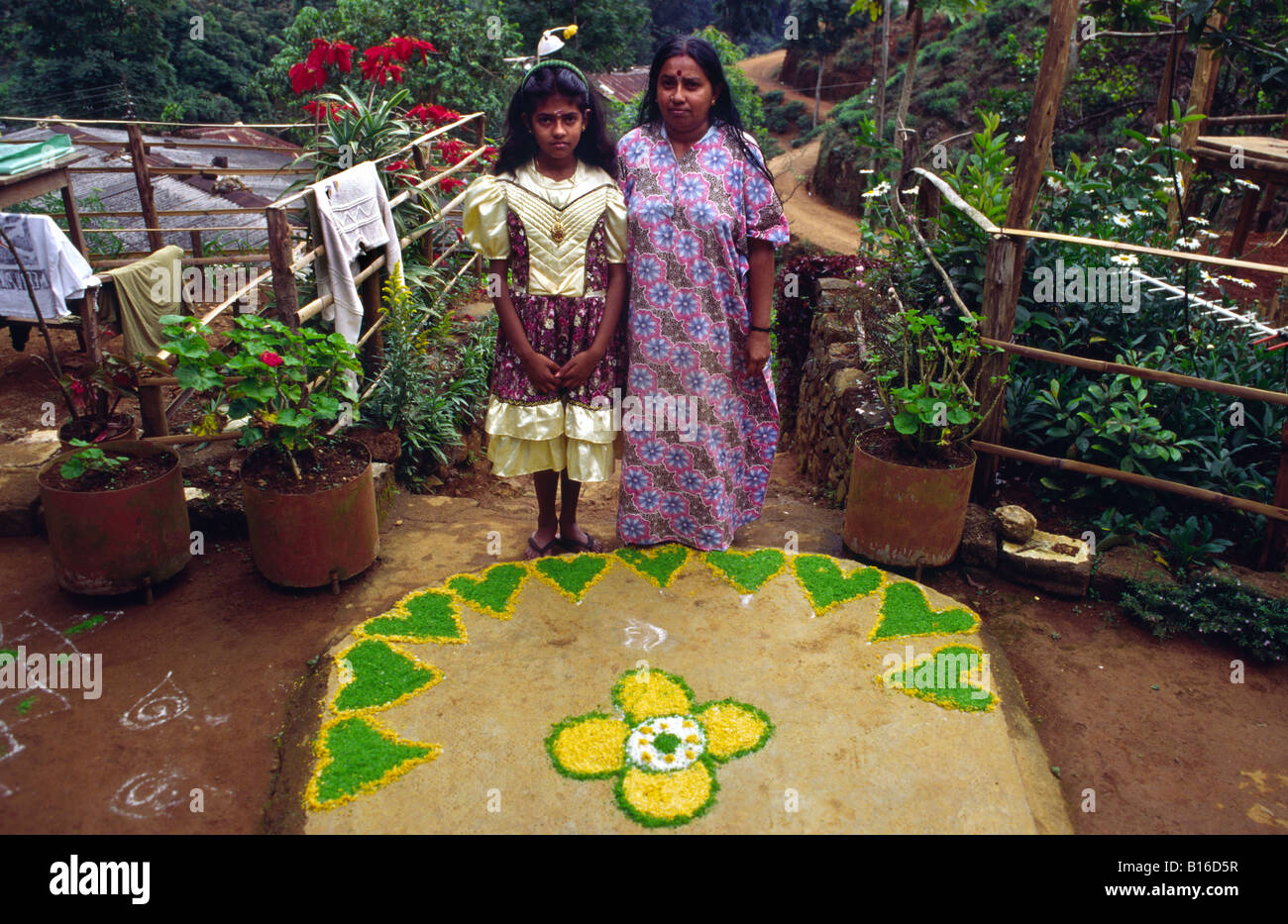 Tamil con un 'Rangoli' una tradizionale forma d'arte del piano pitture fatte di polvere colorata. Adam's Peak. Lo Sri Lanka. Foto Stock