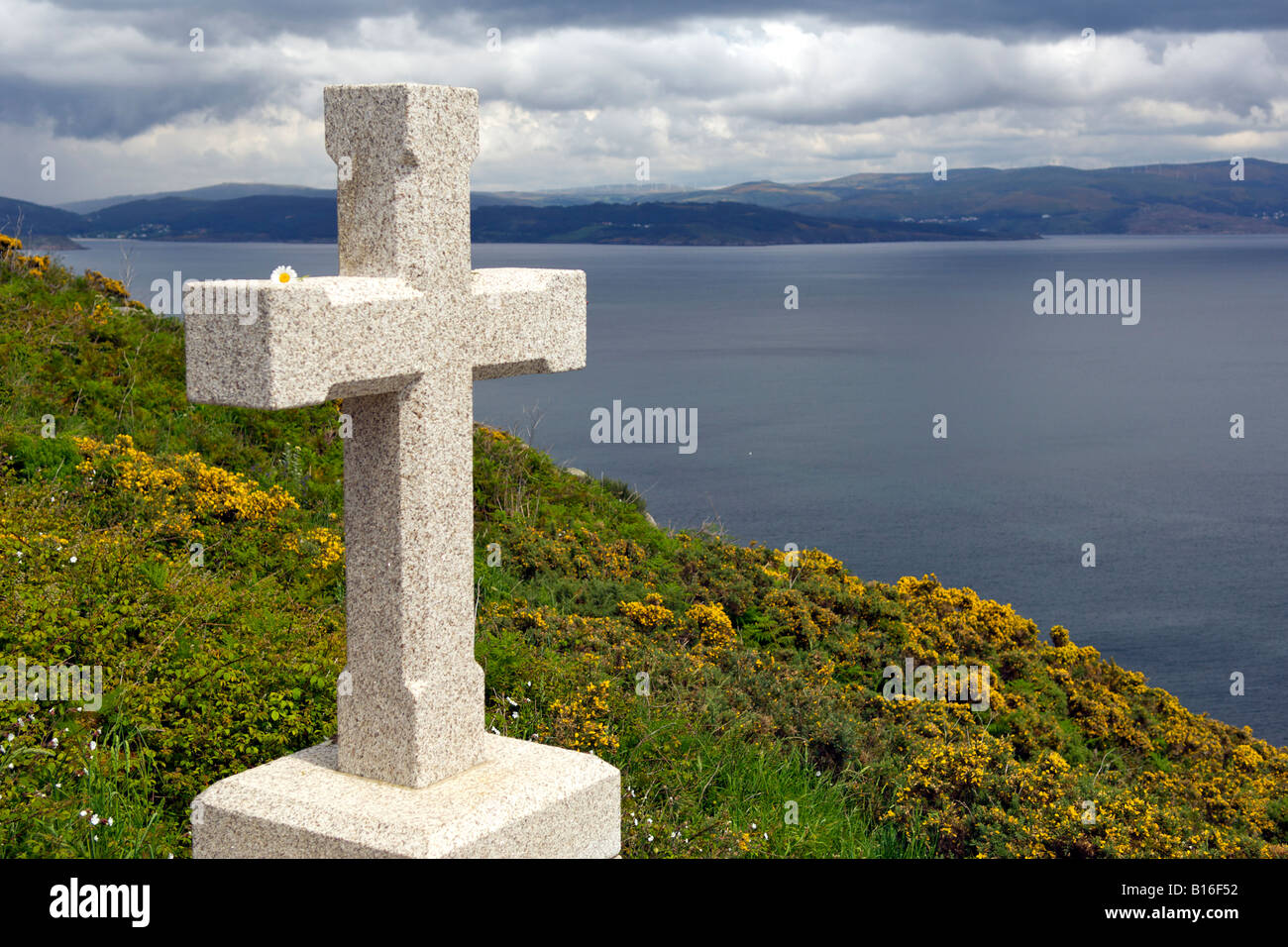 Croce commemorativa a Capo Fisterra sulla costa atlantica di A Coruña provincia della Spagna Galizia. Foto Stock