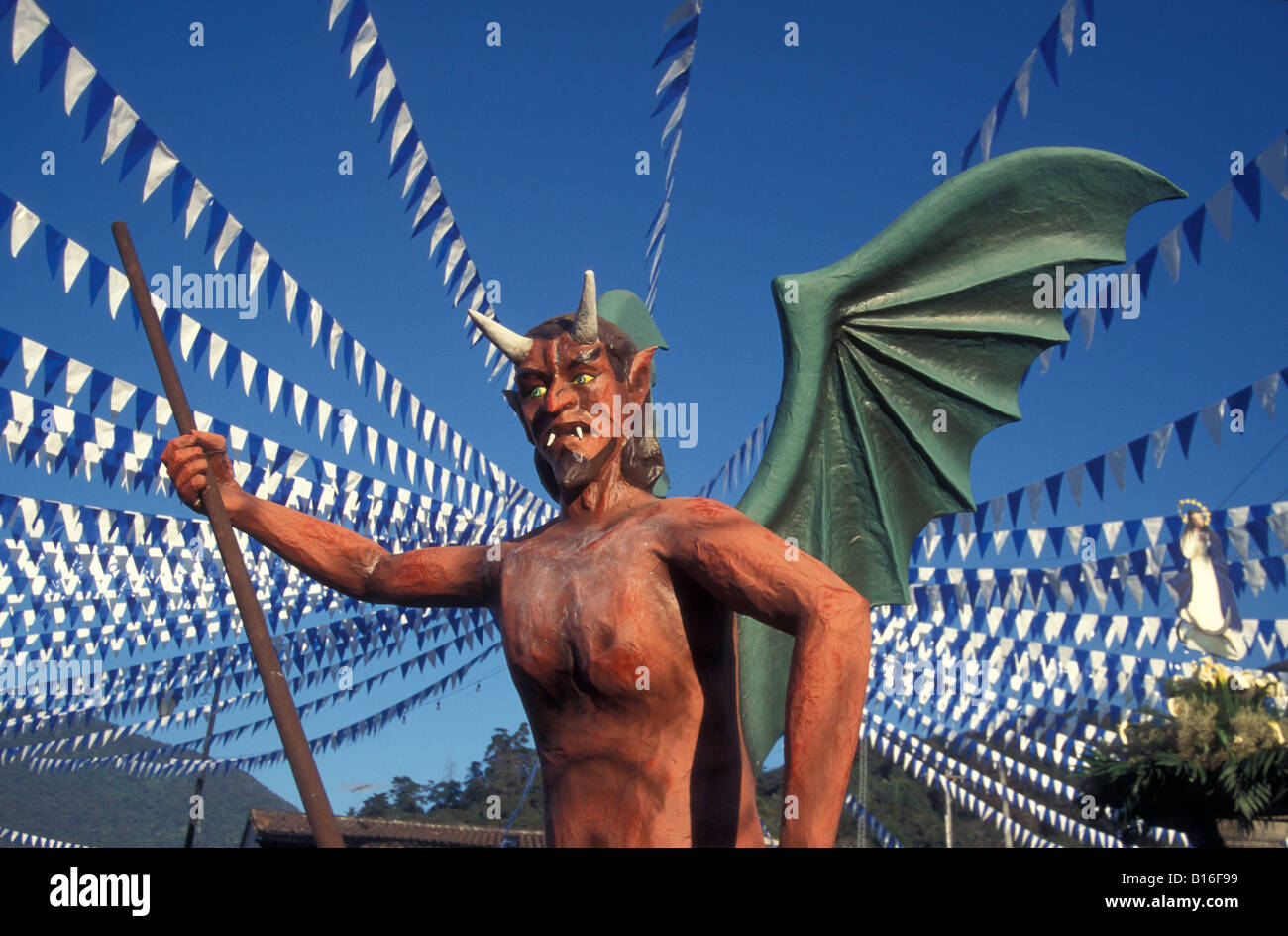 Diavolo Wiged effigie, Quema del Diablo festival in Antigua, Guatemala Foto Stock