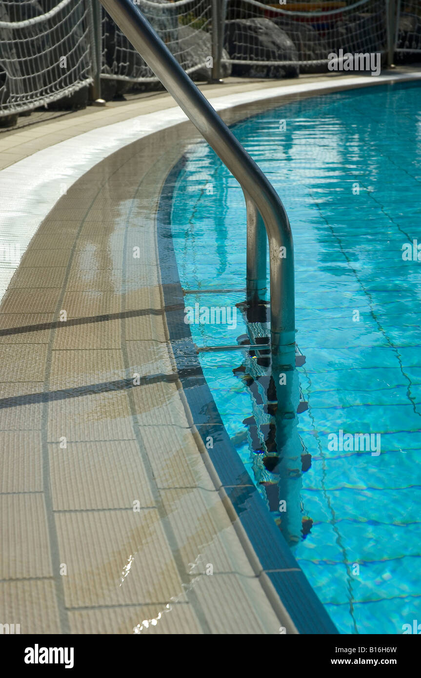 Passi giù per la piscina dettaglio Foto Stock