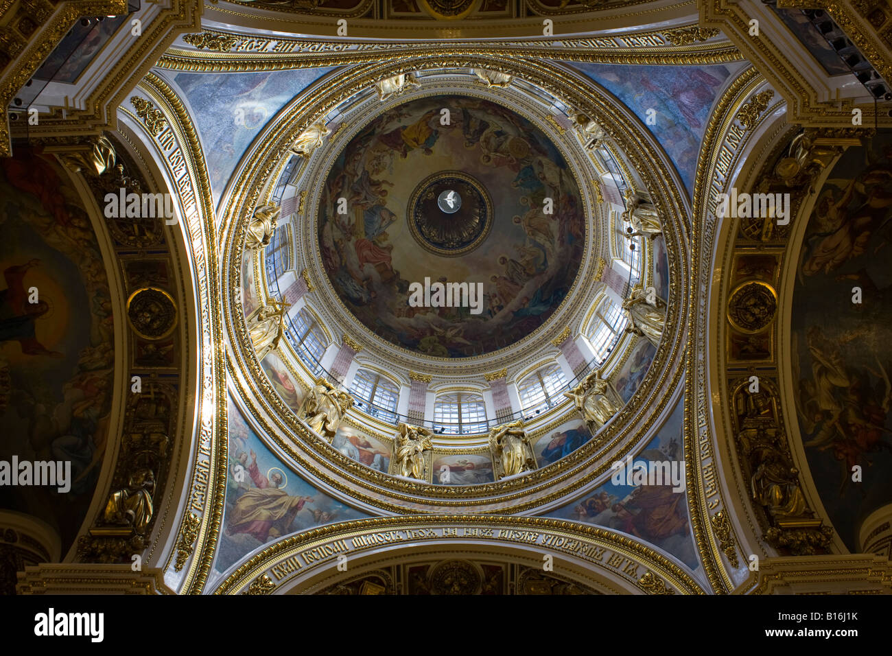 La cupola vista dal basso.La Cattedrale di San Isacco, San Pietroburgo, Russia. Foto Stock