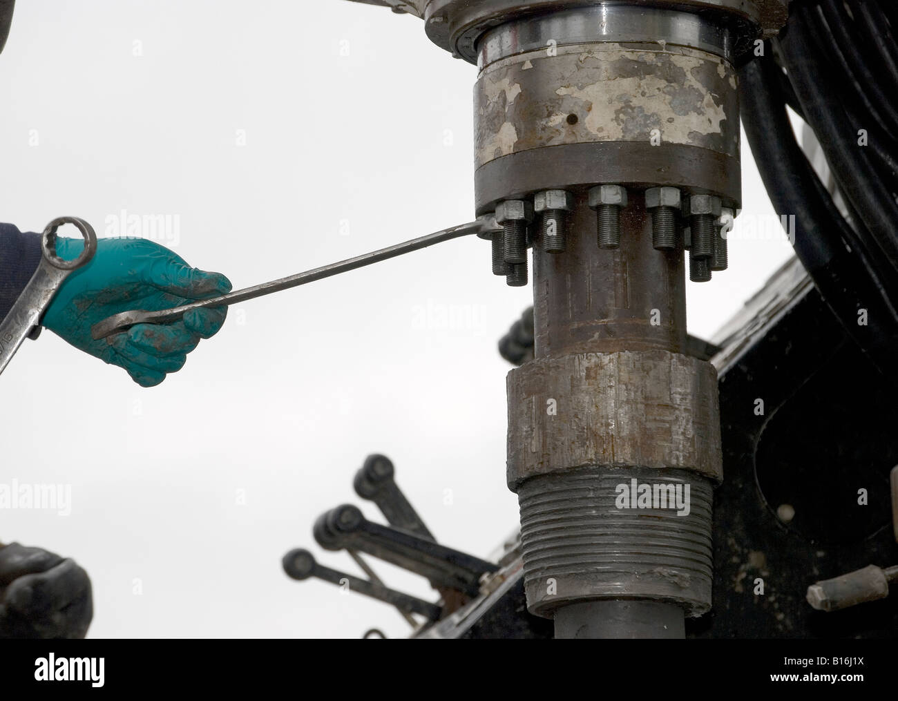 Mechanic dadi di serraggio sulla testa a forare i bulloni su Sonic bene acqua impianto di perforazione Foto Stock