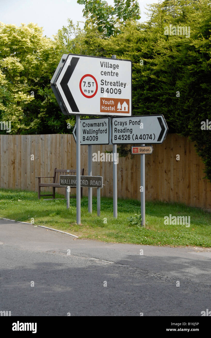 Direzione strada segno a Wallingford Road a Goring sul Tamigi in Oxfordshire, Inghilterra Foto Stock