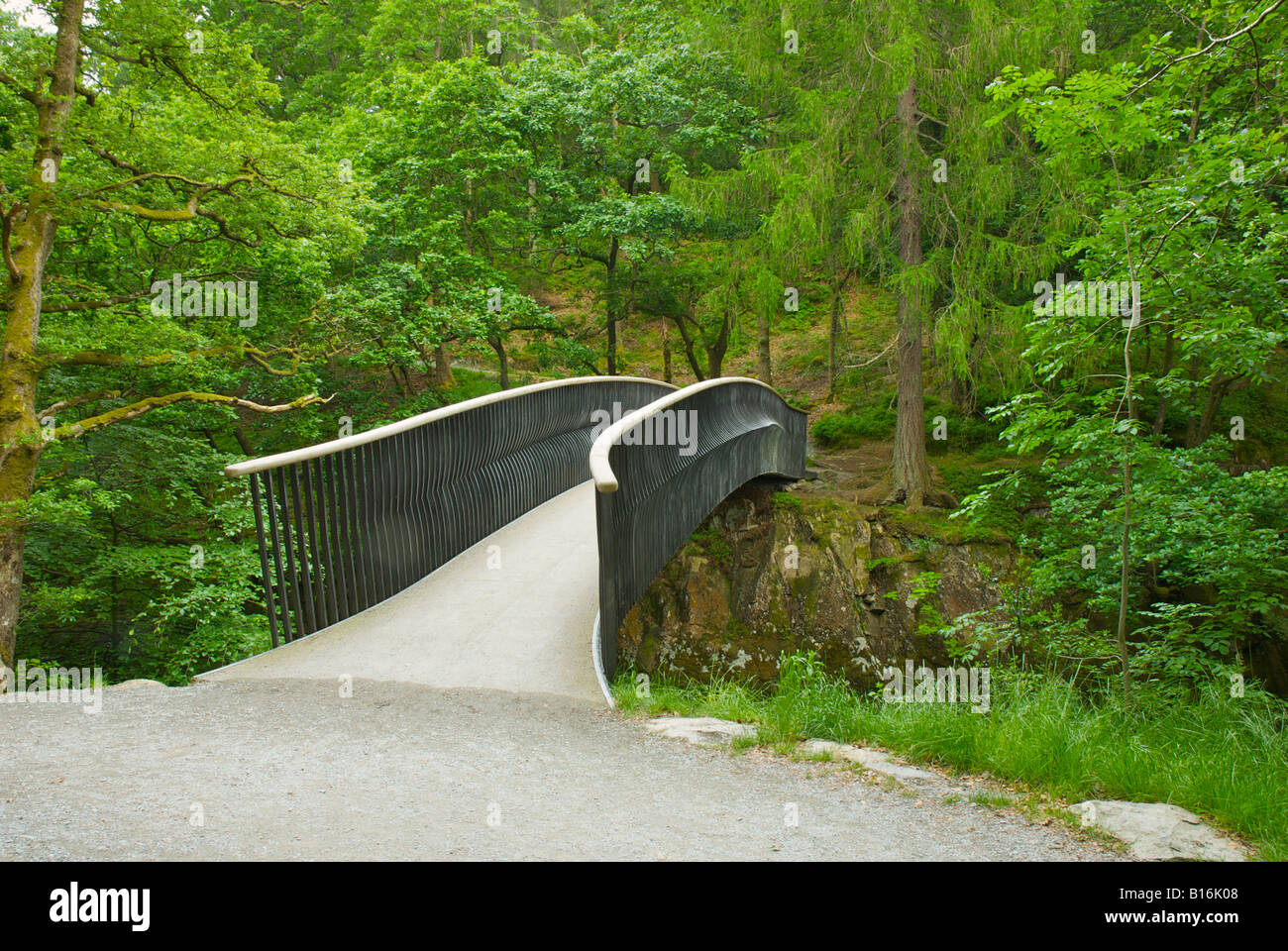 Nuovo ponte pedonale sul fiume Brathay vicino Skelwith Bridge, Langdale Valley, Parco Nazionale del Distretto dei Laghi, Cumbria, England Regno Unito Foto Stock