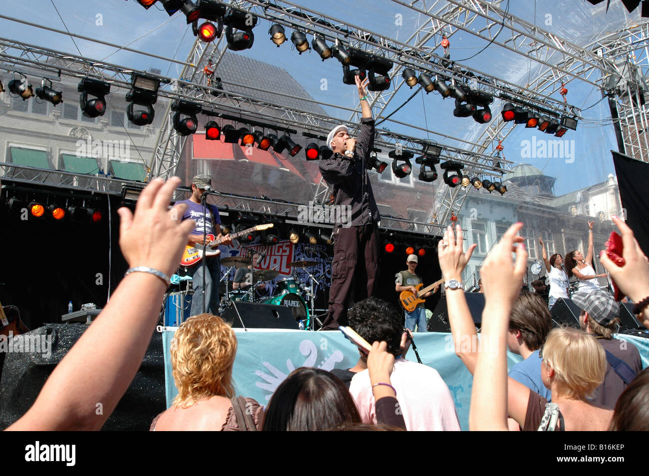 La folla di spettatori a outdoor concerto rock Foto Stock