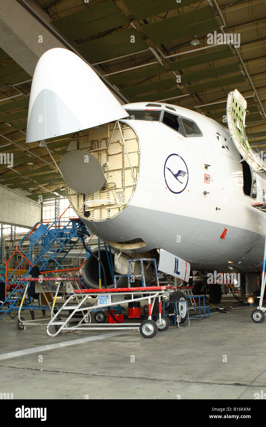 Aereo di linea jet manutenzione Lufthansa Boeing 737 aereo di linea aeromobili sottoposti a revisione di manutenzione in un hangar Foto Stock