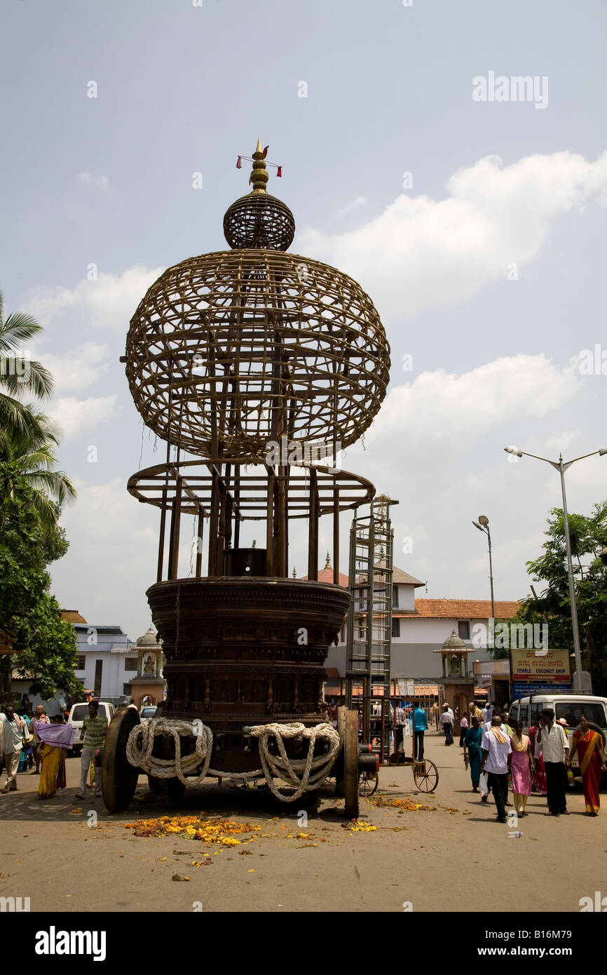 Un tempio carro presso il Tempio Manjunatha a Dharmastala, 75 km a est di Mangalore. Il carro è decorato per il festival. Foto Stock