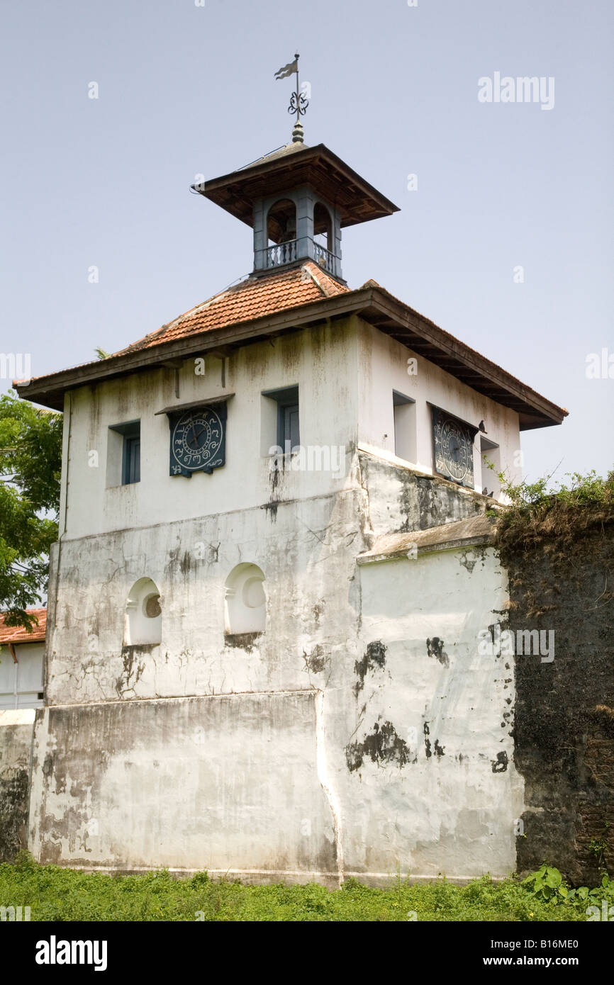 La torre dell orologio accanto alla sinagoga Pardesi ebreo nella città di Kochi, in Kerala, India. Foto Stock