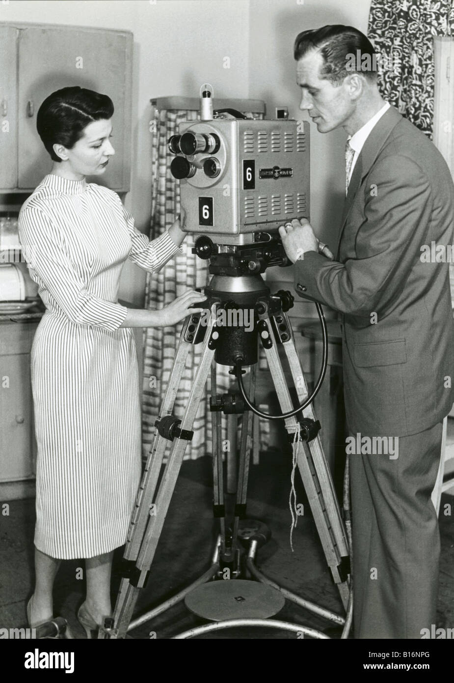 Koss, Irene, 3.8.1928 - 1.5.1996, moderatore tedesco, full length, standing in studio TV, Hamburg, 1951, Foto Stock