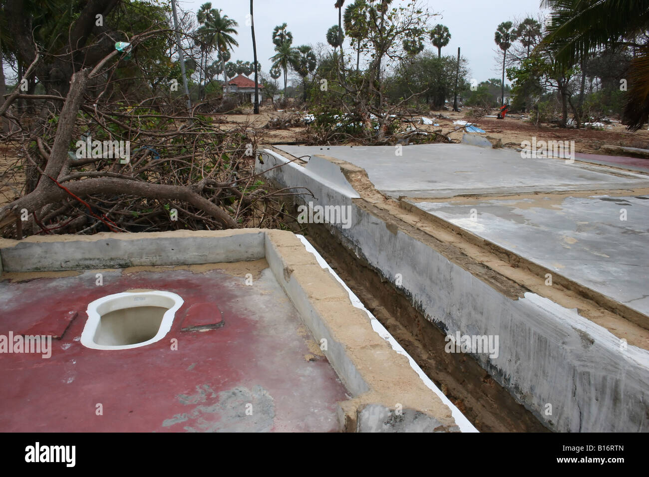 Un intero villaggio in LTTE-zona controllata è appiattito dalla penisola di Jaffna che viene distrutta dal maremoto nel 2004. Foto Stock