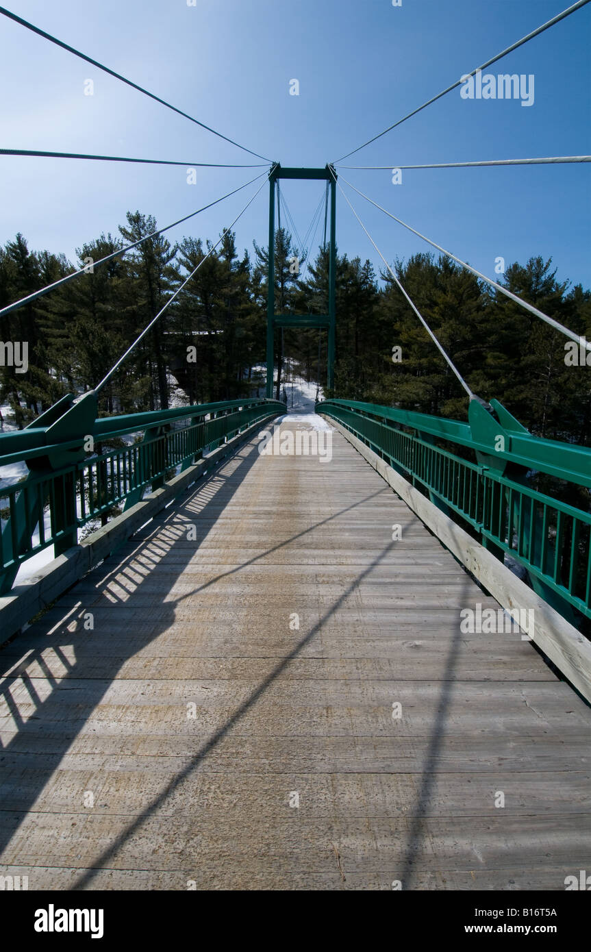 William e piccolo ponte nel fiume francese, Ontario, Canada. Foto Stock