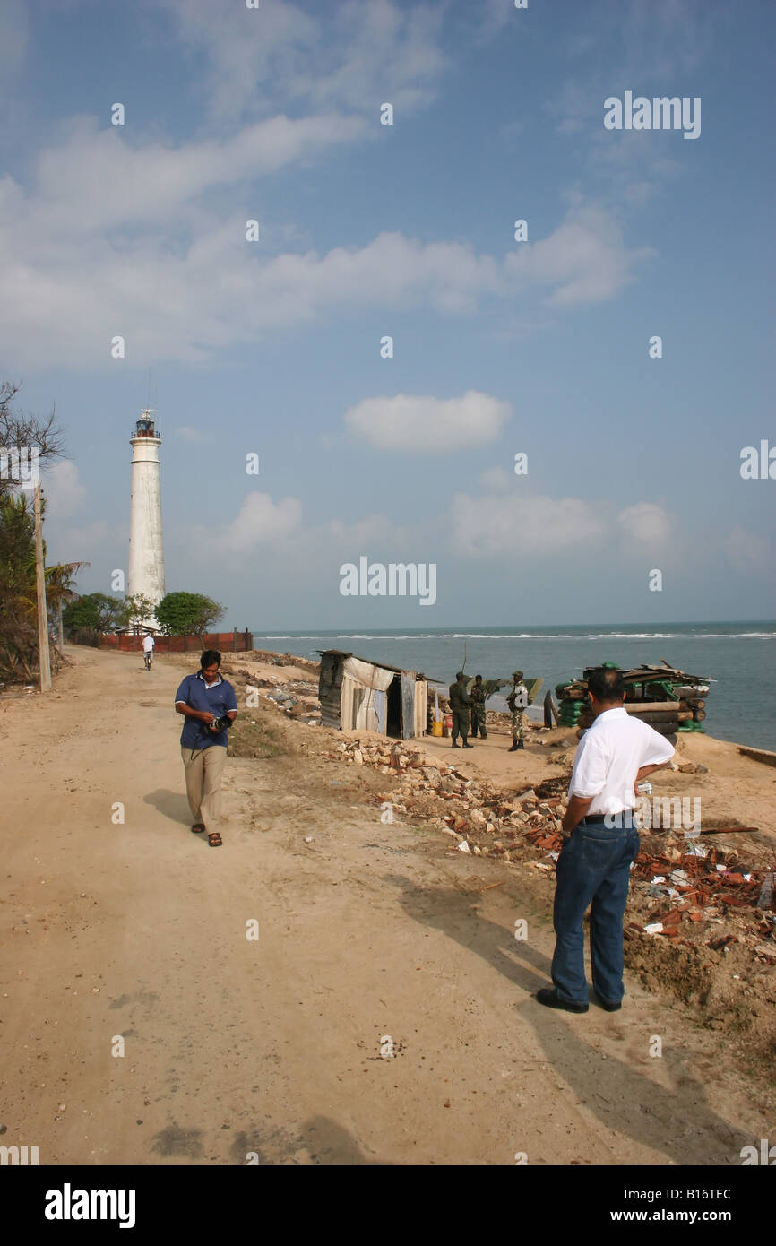 Una valutazione dei danni è effettuata dopo lo tsunami del 2004 ha colpito la costa di Jaffna. La Marina è quella di proteggere la zona contro gli attacchi di LTTE. Foto Stock