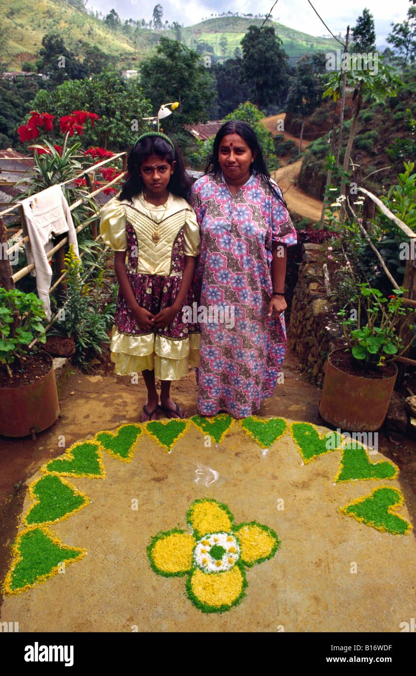 Tamil con un 'Rangoli' una tradizionale forma d'arte del piano pitture fatte di polvere colorata. Adam's Peak. Lo Sri Lanka. Foto Stock