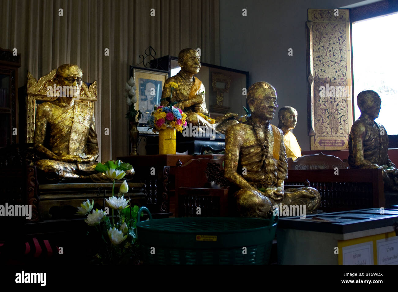 Un gruppo di placcato oro statue di religioni diverse e i leader politici in Chiang Mai Thailandia Foto Stock