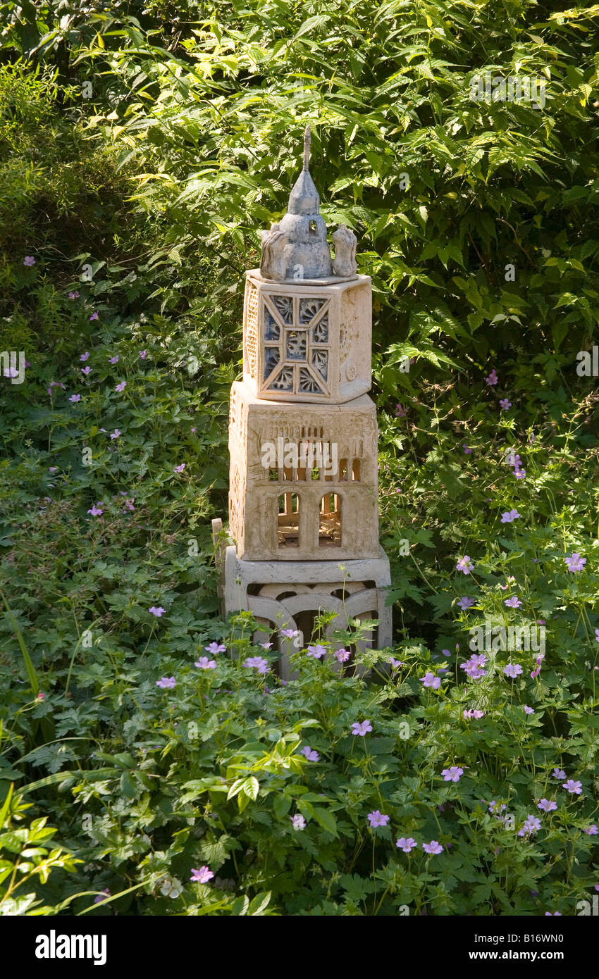 Decorativo in gres ceramico giardino scultura artista Nicola Scott Taylor Foto Stock