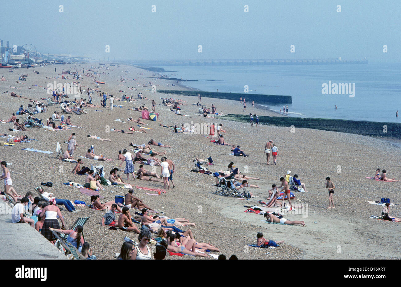 I visitatori in vacanza possono godersi una giornata sulla spiaggia di Portsmouth, in Cornovaglia, Inghilterra. Foto Stock