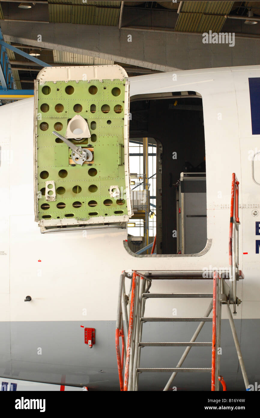 Aereo di linea manutenzione jet Boeing 737 aereo di linea aeromobili sottoposti a revisione di manutenzione in un hangar Foto Stock