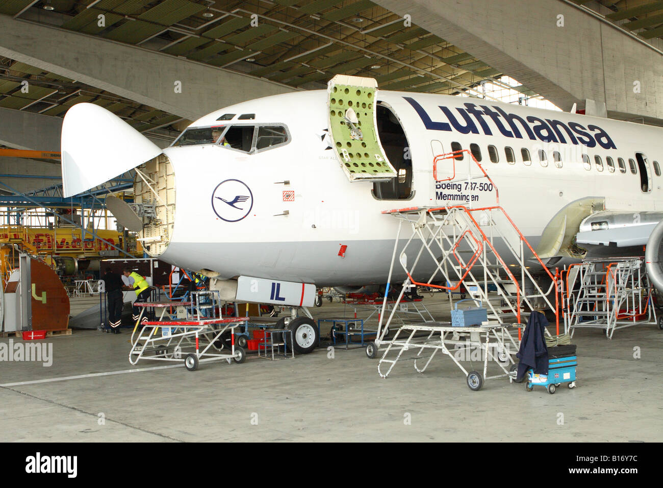 Aereo di linea jet manutenzione Lufthansa Boeing 737 aereo di linea aeromobili sottoposti a revisione di manutenzione in un hangar Foto Stock
