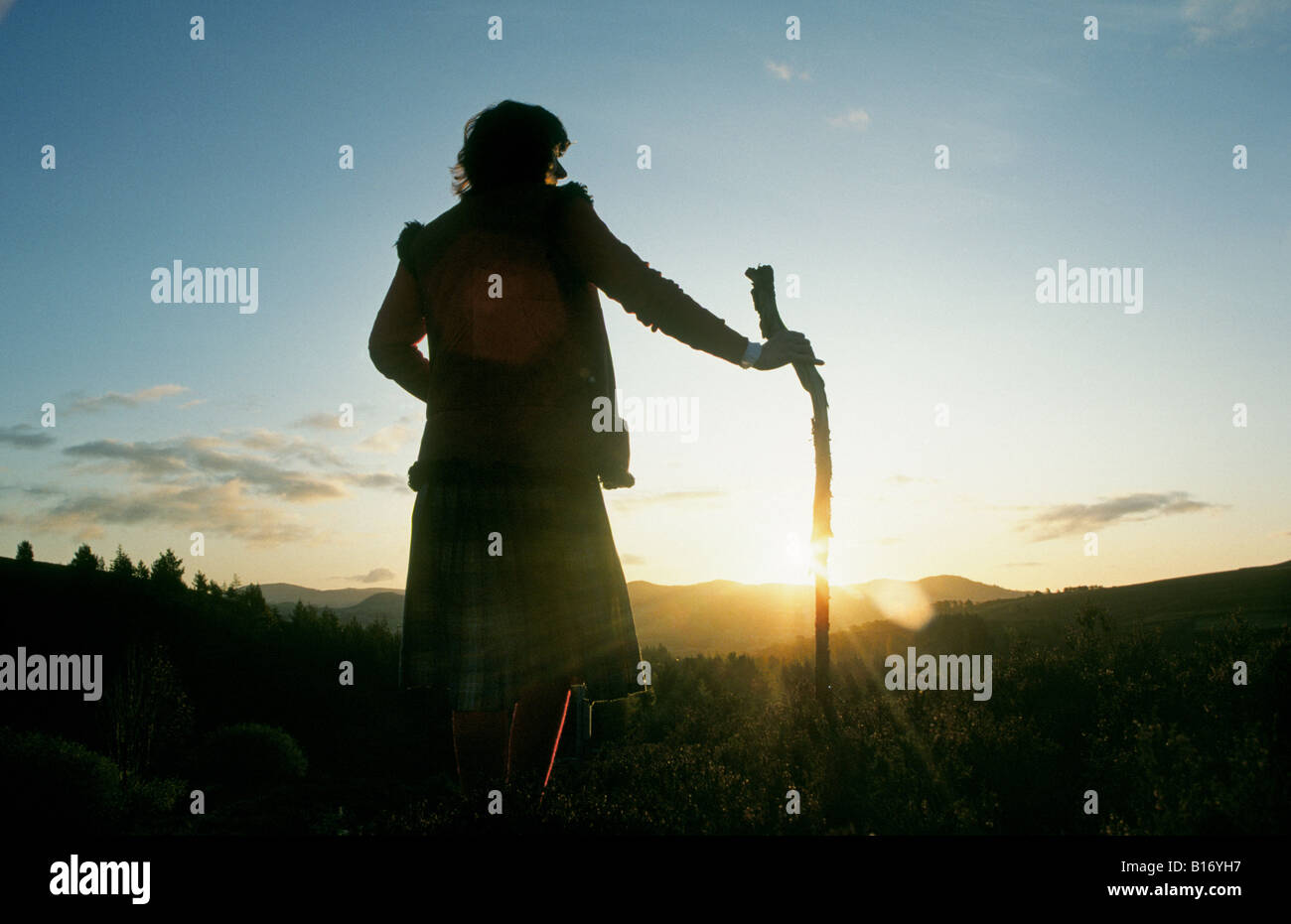 Una femmina di un escursionista in un kilt vagabonda moor nelle Highlands scozzesi Foto Stock