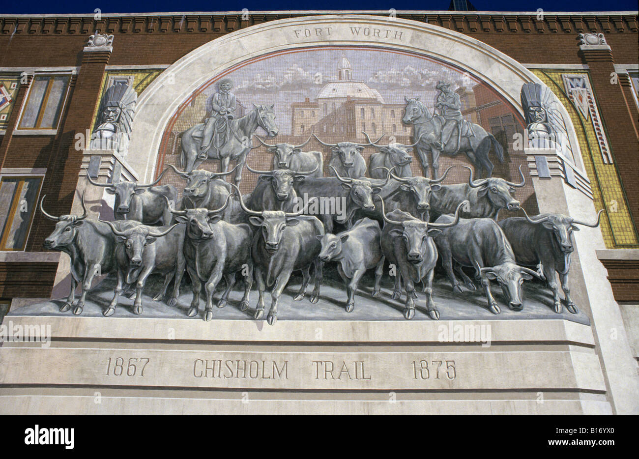 Una pittura murale o dei cowboy e longhorn bestiame in un memoriale per il Chisholm Trail, su un edificio nel centro di Fort Worth Foto Stock