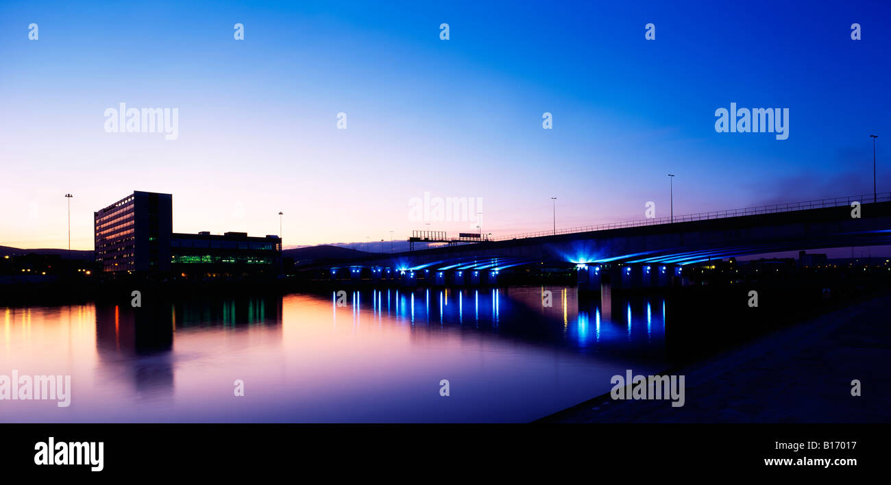 Ponte di Lagan, fiume Lagan, Belfast, Irlanda Foto Stock