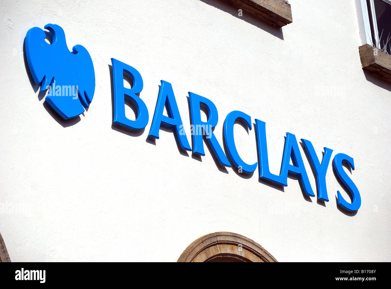 Barclays Bank segno, la Piazza del Mercato di Witney, nell'Oxfordshire, England, Regno Unito Foto Stock