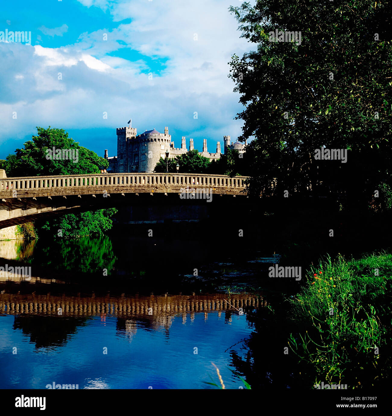 Città di Kilkenny, fiume Nora e Castello di Kilkenny, nella Contea di Kilkenny, Irlanda Foto Stock
