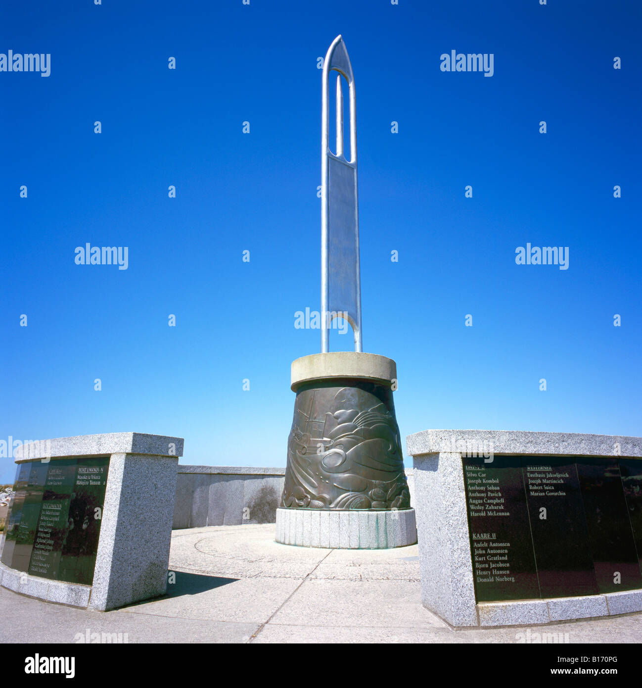 Steveston, BC, British Columbia, Canada - Fisherman's Memorial Monumento a Garry Point Park - grande rete da pesca ago Foto Stock