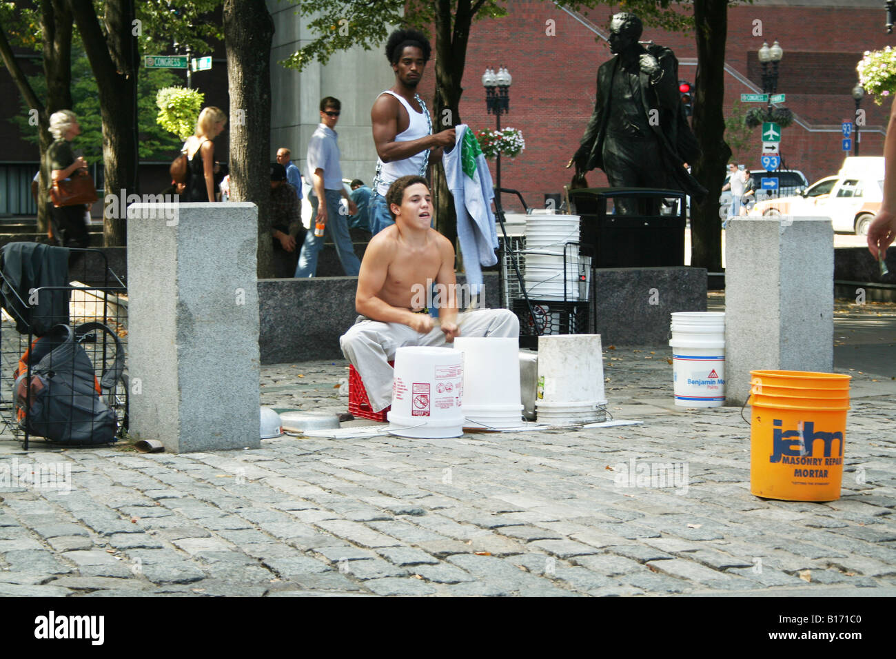 Giovane uomo utilizzando la benna per tamburo di Boston Foto Stock