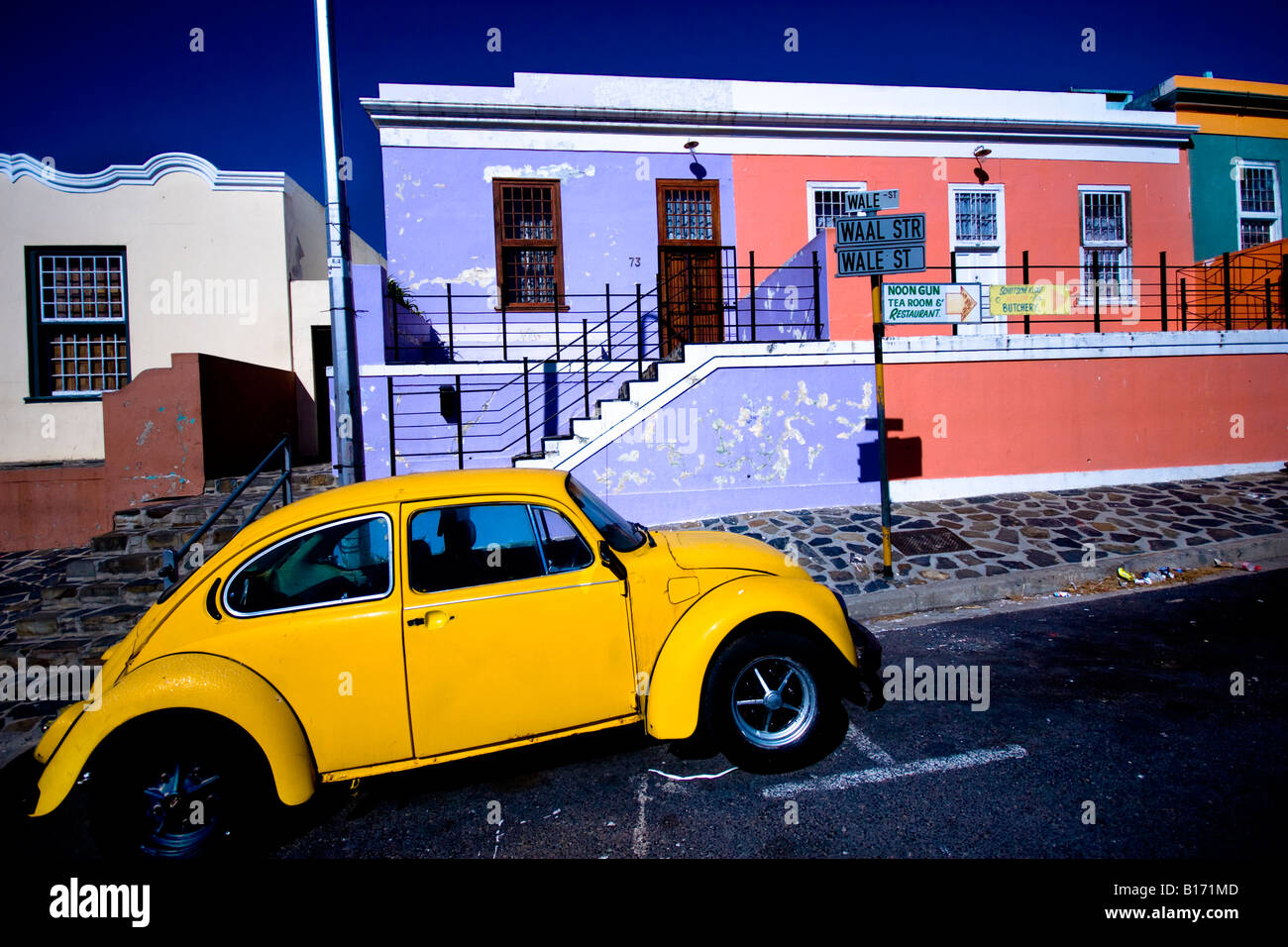 Beetle parcheggiata in un Bo Kaap Street, Città del Capo Foto Stock