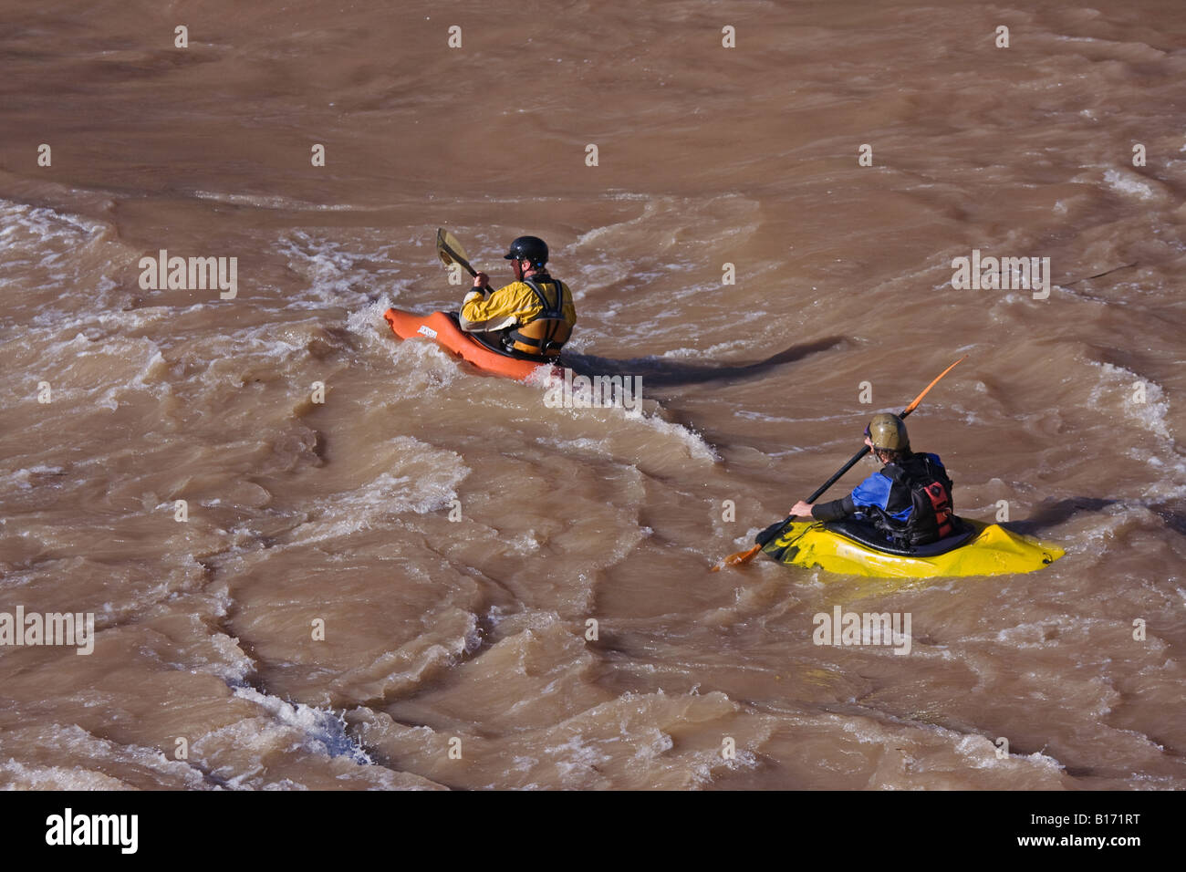 Due kayakers sul fiume Colorado durante la fase di allagamento Foto Stock