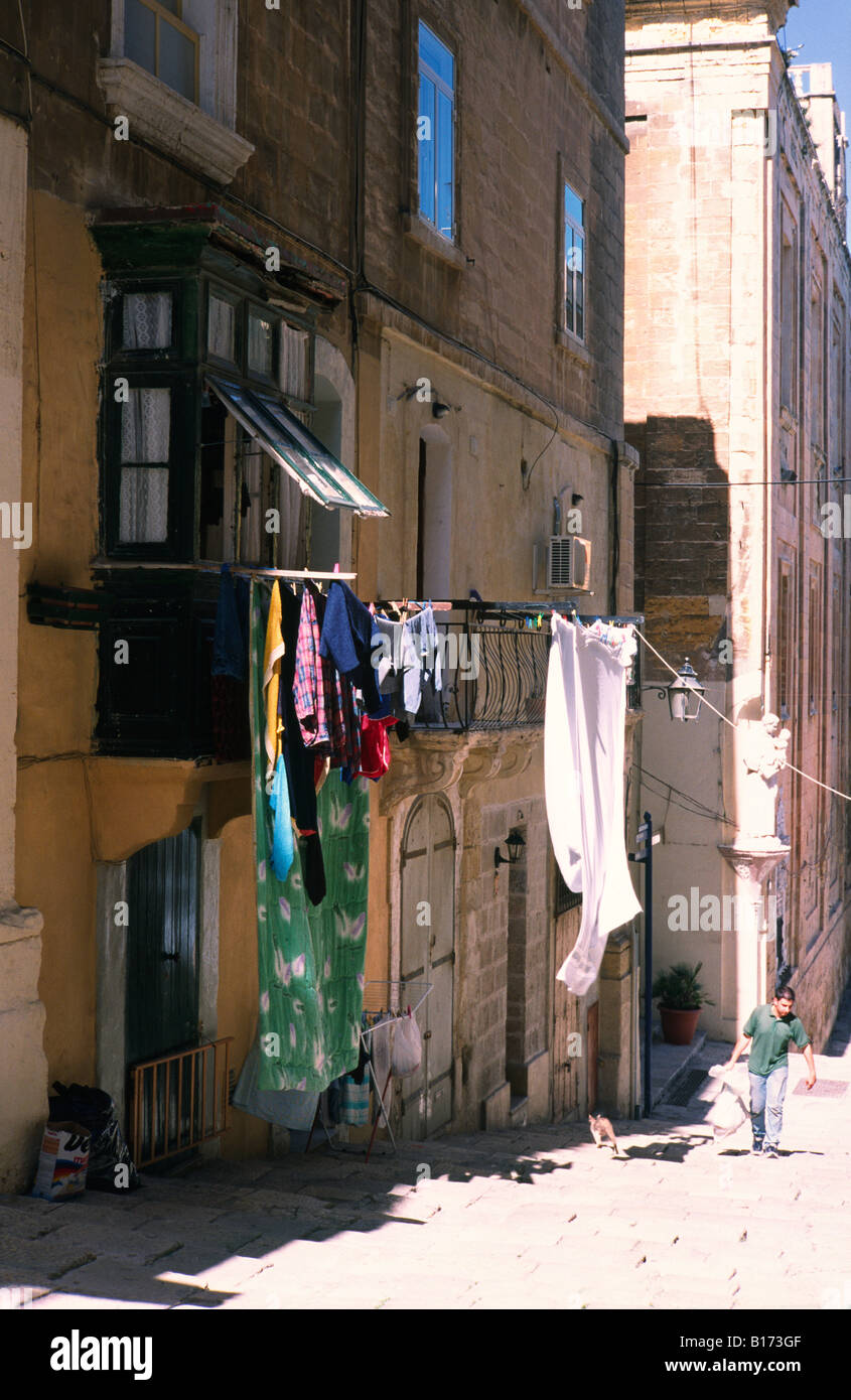 6 aprile 2004 - biancheria stesa ad asciugare da un balcone in una piccola stradina del capitale Maltese di La Valletta. Foto Stock
