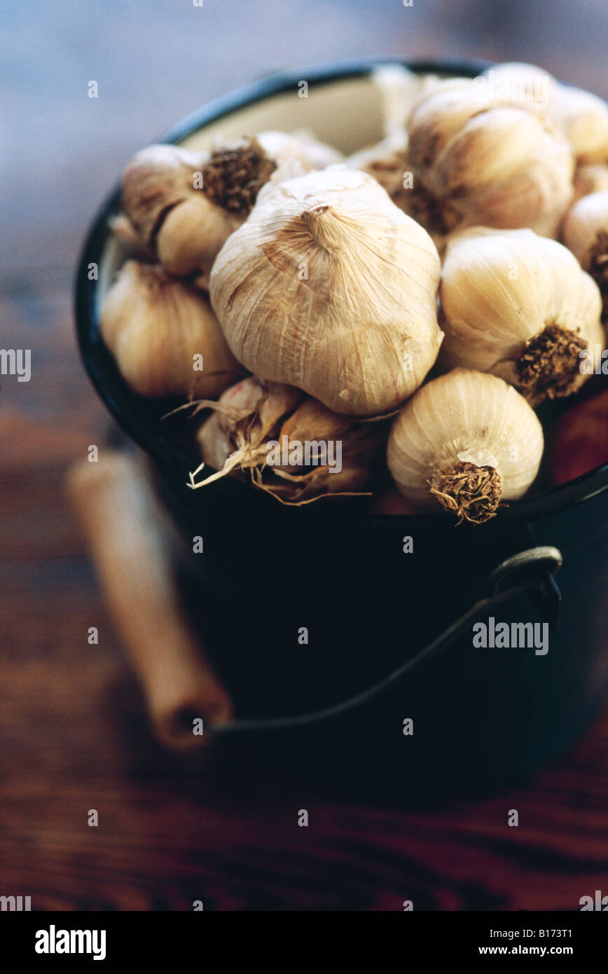 Aglio organico in una benna Foto Stock