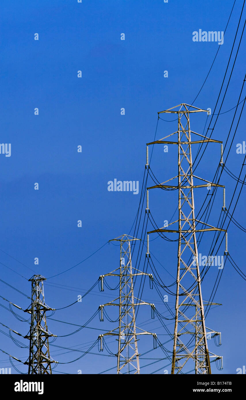Industria energetica / alta tensione torri di trasmissione e linee di alimentazione. Foto Stock