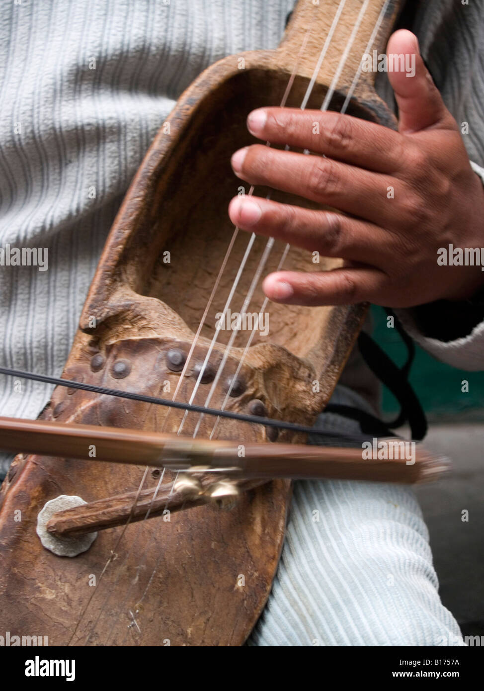 Il nepalese tradizionale strumento a corda che viene riprodotto Foto Stock